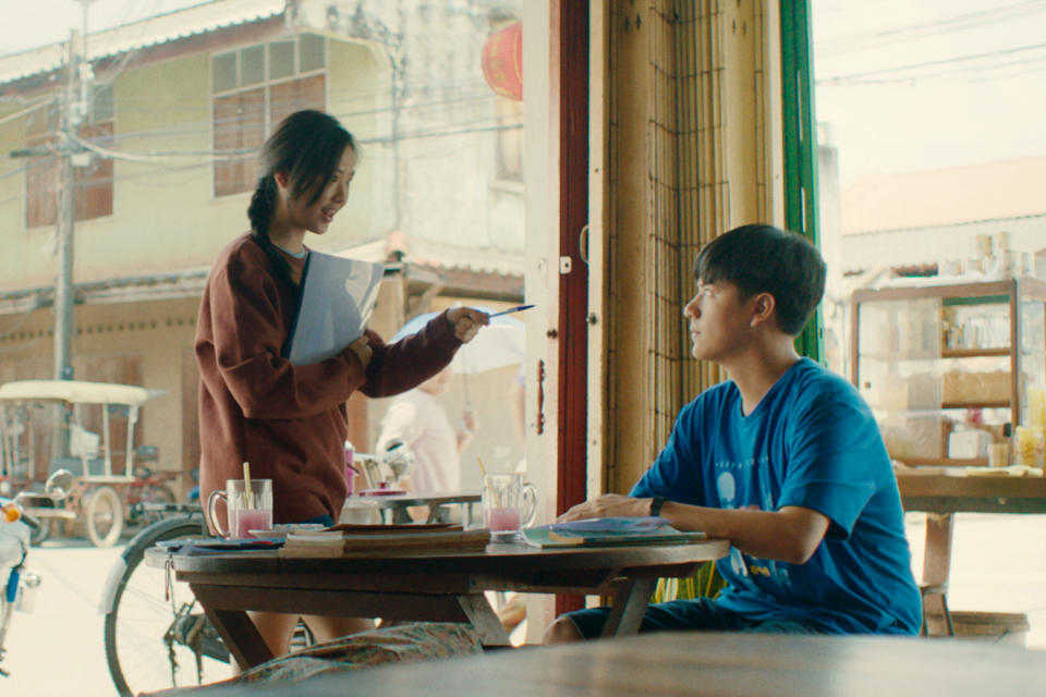 《My Precious初戀》本片融入豐富泰國在地元素，片中可以看見男女主角Nanon（右）與Film（左）享用泰式粉紅凍奶