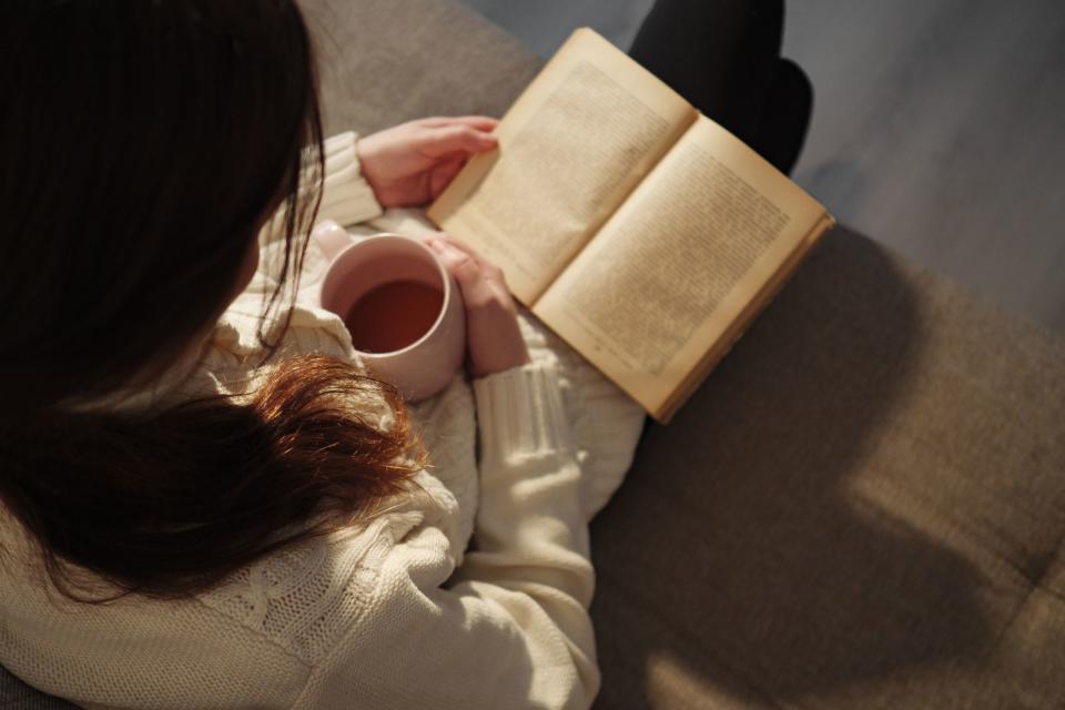 Suchen Sie sich eine ruhige Tätigkeit wie zum Beispiel lesen im Wohnzimmer, bis Sie sich wieder reif fürs Bett fühlen. (Bild: iStock/LENblR)
