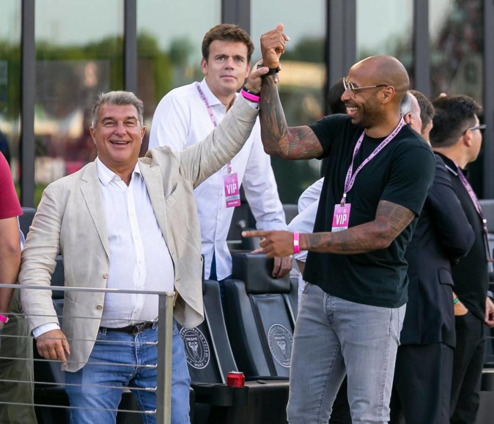 El presidente del Barcelona Joan Laporta (izq.) y el exjugador Thierry Henry asisten al partido ante el Inter Miami, celebrado el 19 de julio de 2022 en el DRV PNK Stadium en Fort Lauderdale, Florida.