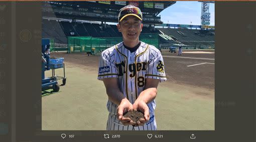 日職阪神虎監督矢野耀大宣布贈送甲子園黑土給高三球員。（圖／翻攝自阪神虎推特）