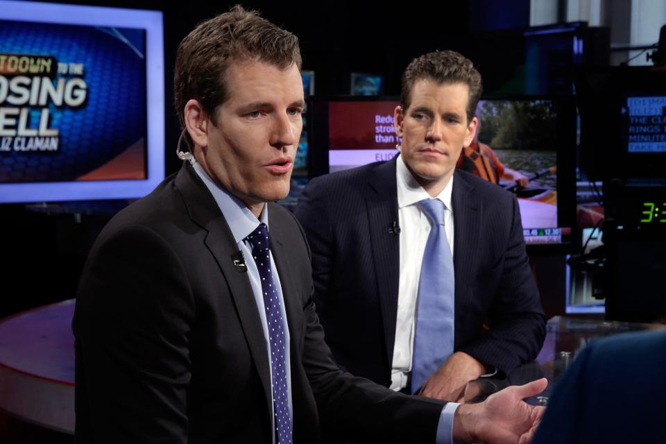 Die Winklevoss-Zwillinge in einem Fernsehinterview. - Copyright: picture alliance / AP Photo | Richard Drew