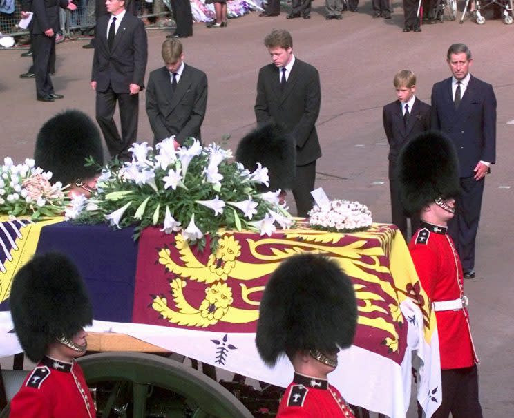 BU2: Prinz Harry mit seinem Bruder Prinz William und seinem Vater Prinz Charles auf der Beerdigung von Diana am 6. September 1997. (Bild: AP Photo)