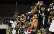 Fans waiting eagerly for Monaco to give them his autograph. (Yahoo! photo/Melissa Law)