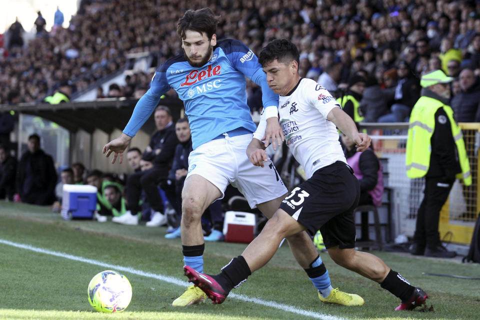 La Spezia's Agudelo, right, fights for the ball with Napoli's Kvaratskhelia during the Serie A soccer match between Spezia Calcio and SSC Napoli at the Alberto Picco stadium in La Spezia, Italy, Sunday Feb. 5, 2023. (Tano Pecoraro/LaPresse via AP)