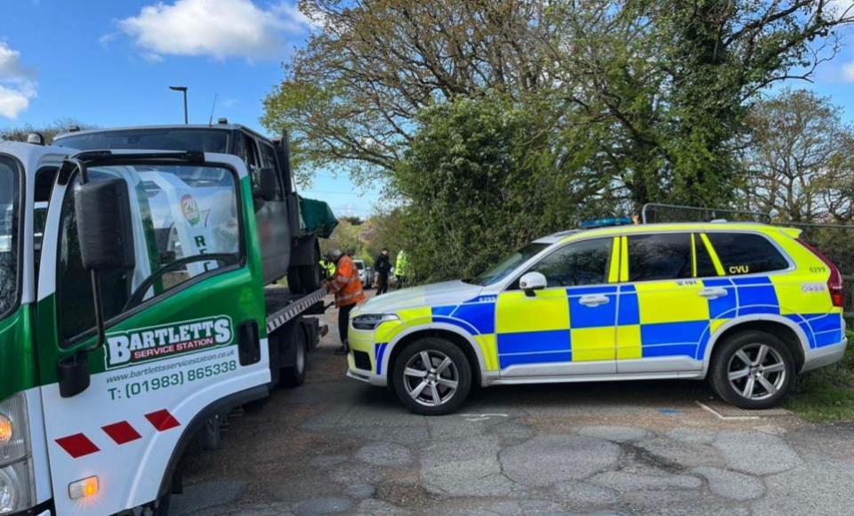 Isle of Wight County Press: A vehicle being seized by police in Fairlee Road