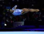 Au pied du podium sur lequel elle a pourtant tellement l'habitude de monter, on trouve Simone Biles. Lors des derniers championnats du monde à Stuttgart, l'Américaine de 22 ans a illuminé la compétition avec 5 titres en 6 épreuves. Avec 25 médailles mondiales, elle a effacé des tablettes la légende biélorusse Vitaly Scherbo (23 médailles) dans les années 1990. (Crédit : Thomas KIENZLE / AFP)