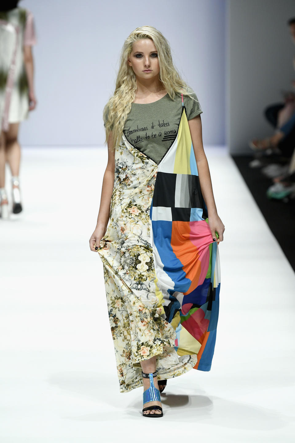 <p>Color Blocking war gestern – ab morgen kombinieren wir Statement-Prints in kontrastreichen Variantionen. Rebekka Ruetz präsentierte bei ihrer Fashion Show einen kommenden Trend. Während wir in diesem Sommer Maxikleider mit auffälligem Druck tragen, zeigt uns die Innsbruckerin, dass es mutiger und vor allem wilder geht. Wer hätte wohl vorher gewagt, einen romantischen Blumenprint mit einem knalligen Testbild zu vereinen? (Bild: Getty Images) </p>