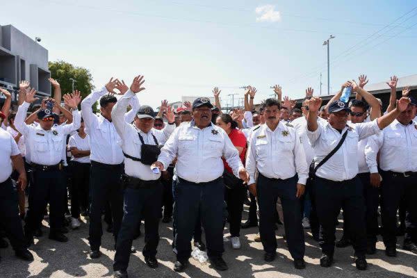 Policías protestan por malos tratos 