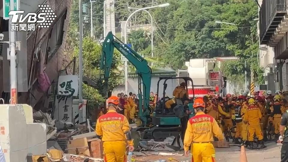 天王星大樓不堪強震倒塌，救難人員昨日在現場搜救。（圖／TVBS）