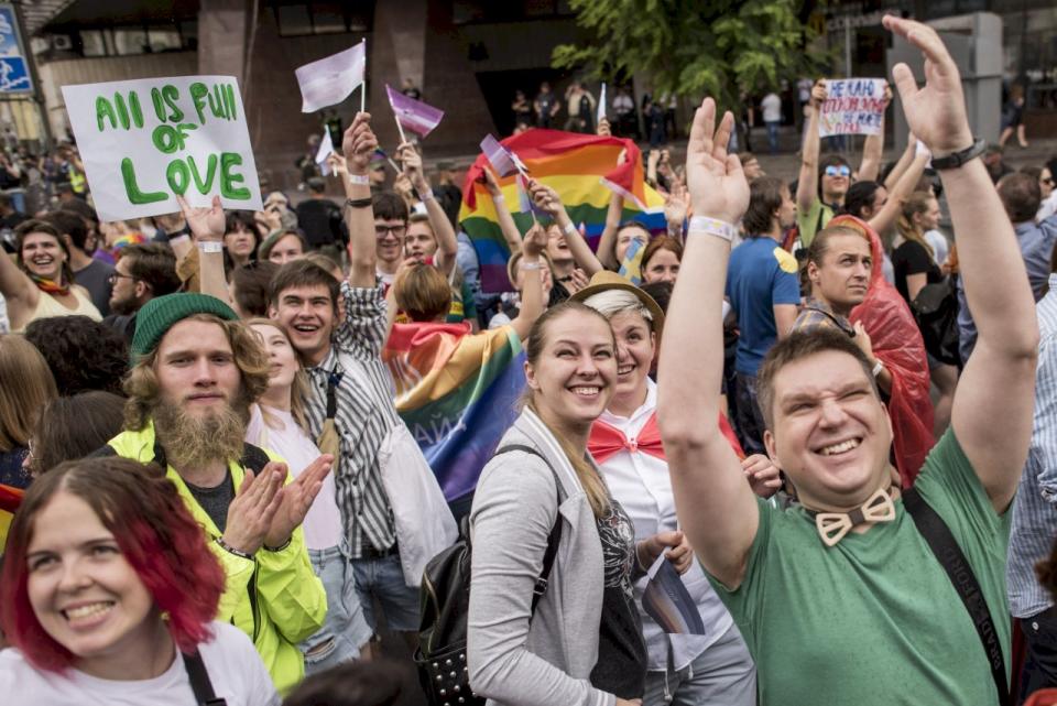 烏克蘭的首都基輔(Kiev)17日舉行一年一度的同志驕傲大遊行(Gay Pride parade)。(AP\達志影像)