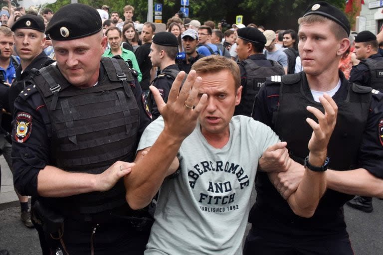 Alexei Navalny es detenido por agentes de la policía rusa durante una marcha para protestar contra la presunta impunidad de las agencias encargadas de hacer cumplir la ley en el centro de Moscú el 12 de junio de 2019