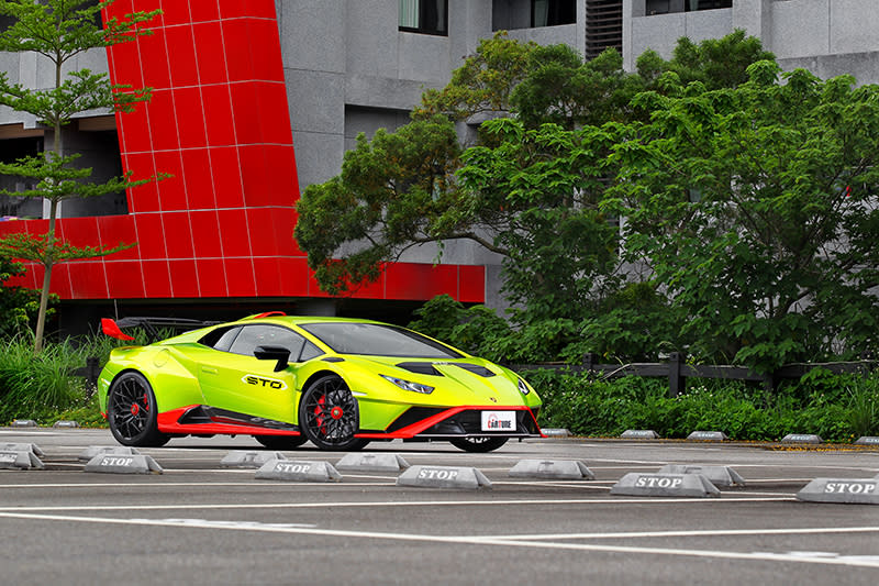 Huracan STO不僅外觀更具侵略性，鈑件也使用超過75%碳纖維材質，與Huracan EVO相較減輕車重達83公斤。