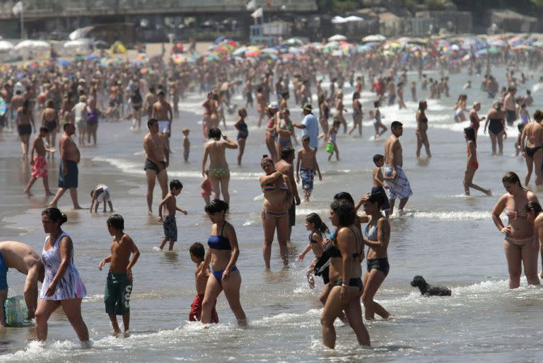 El mar el mejor remedio para la ola de calor en Mar del Plata