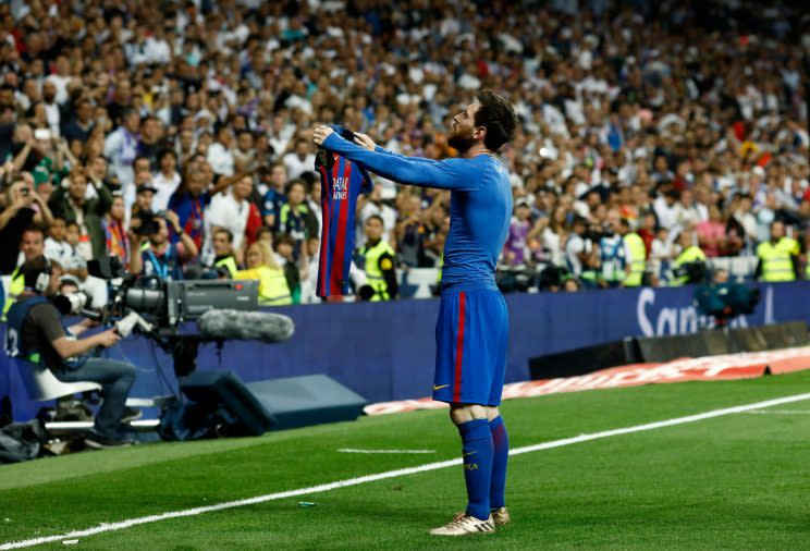Alle sollen es sehen: Messi hält sein Trikot in Richtung Tribüne (Bild: AFP)