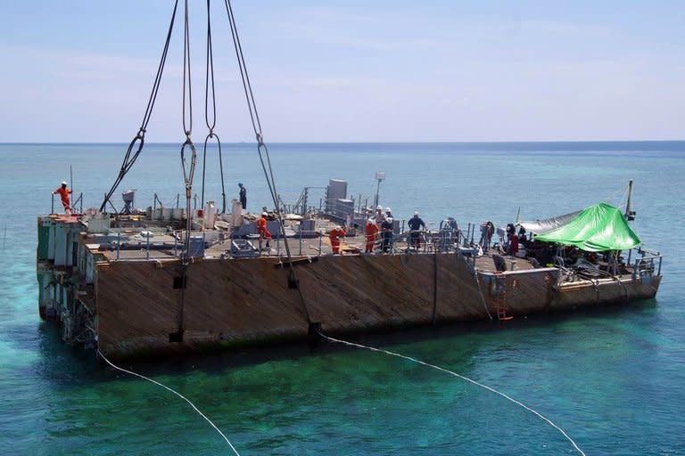 A section of the USS Guardian is lifted from the Tubbataha reef, in western Philippines, on March 30, 2013