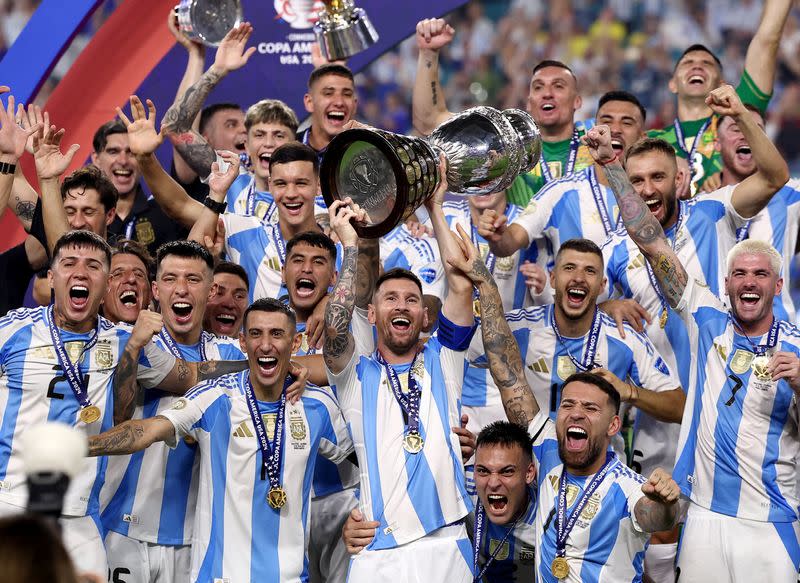 FOTO DE ARCHIVO. Fútbol - Copa América 2024 - Final - Argentina vs Colombia - Hard Rock Stadium, Miami, Florida, Estados Unidos - 15 de julio de 2024 - El argentino Lionel Messi levanta el trofeo mientras celebra con sus compañeros tras ganar la Copa América 2024