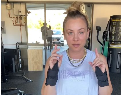 L’actrice Kaley Cuoco souffre du syndrome du canal carpien.