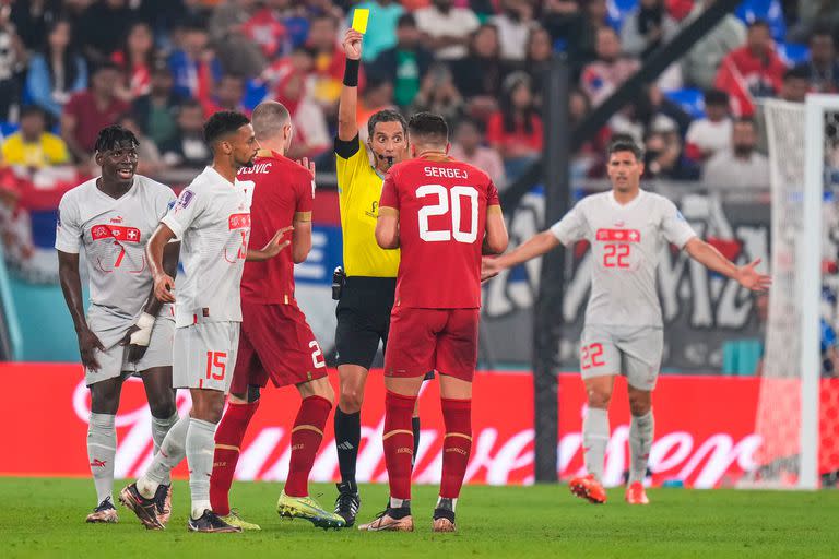 Fernando Rapallini le muestra la tarjeta amarilla al serbio Sergej Milinkovic-Savic, durante el partido con Serbia