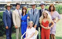 In den USA startete "Dallas" bereits 1978, am 30. Juni 1981, feierte die Soap auch in Deutschland ihre TV-Premiere: Schnell avancierte die Serie, die von den Intrigen, Skandalen und Affären der Ölmagnaten-Familie Ewing erzählte, weltweit zu einer der populärsten TV-Formate der 80er-Jahre. Was aus den Darstellern nach dem Ende der Serie 1991 wurde, zeigt die Galerie ... (Bild: CBS Photo Archive/Getty Images)