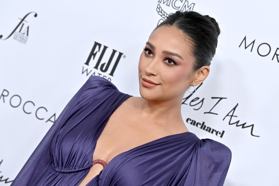 BEVERLY HILLS, CALIFORNIA - APRIL 10: Shay Mitchell attends The Daily Front Row's 6th Annual Fashion Los Angeles Awards at Beverly Wilshire, A Four Seasons Hotel on April 10, 2022 in Beverly Hills, California. (Photo by Axelle/Bauer-Griffin/FilmMagic)