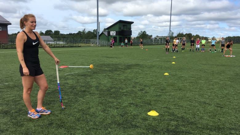 Brushing up with the best: Pro field hockey athletes lead players clinic