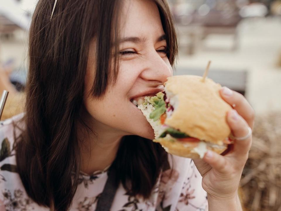 Einseitige Ernährung? Für klassische Burgerpatties aus Fleisch gibt es gute Alternativen. (Bild: Bogdan Sonjachnyj/Shutterstock.vom)