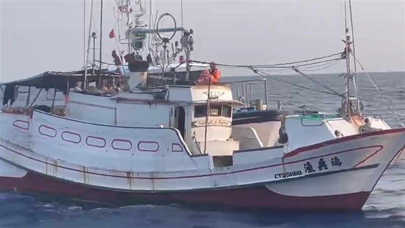 海巡人員發現失聯的「鴻興漁號」漁船。（圖／翻攝畫面）