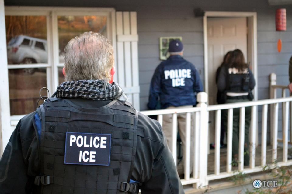 La Policía de Inmigración y Aduanas (ICE) ha incrementado sus operativos en California y otras ciudades en el país en semanas recientes. (Yahoo/International Business Times)