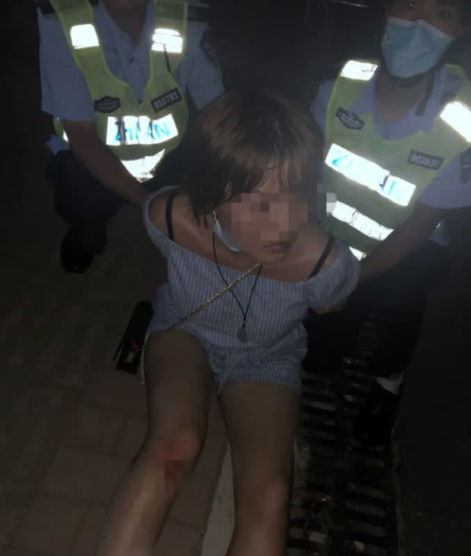 女子最後被警方當場逮捕。（圖／翻攝自網易新聞）