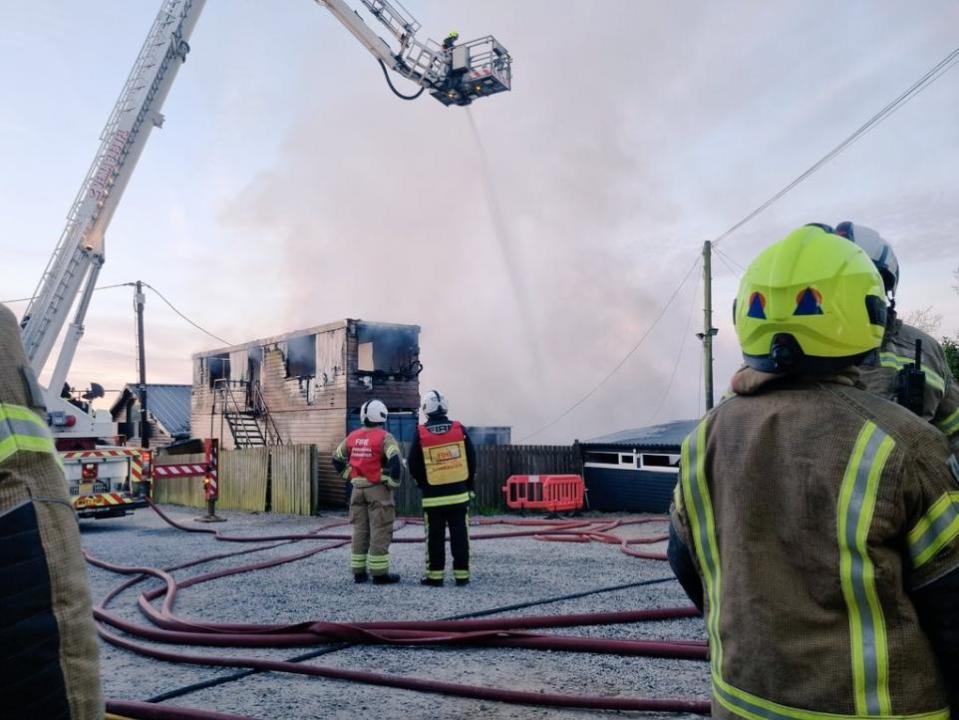 Paquete de Falmouth: Bomberos en la escena del incendio