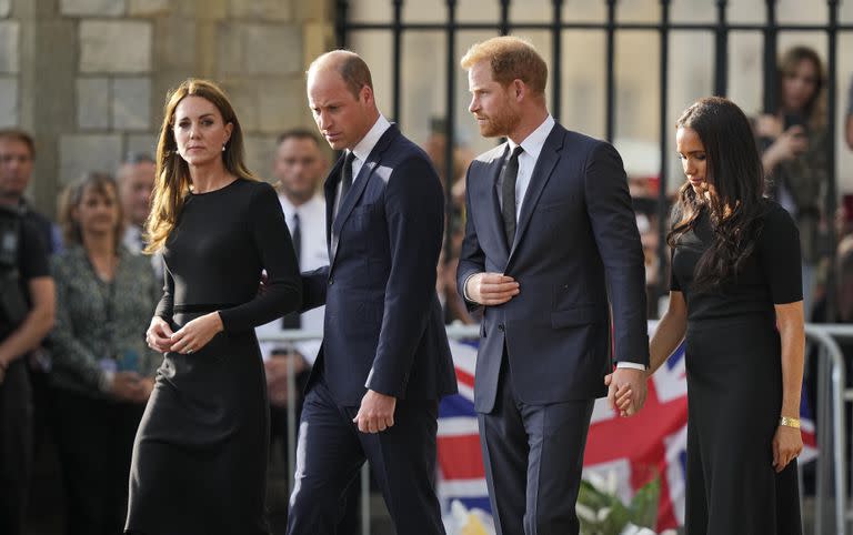 Kate y Guillermo, a la izquierda, y Harry y Meghan, a la derecha, tras la muerte de la reina Isabel II