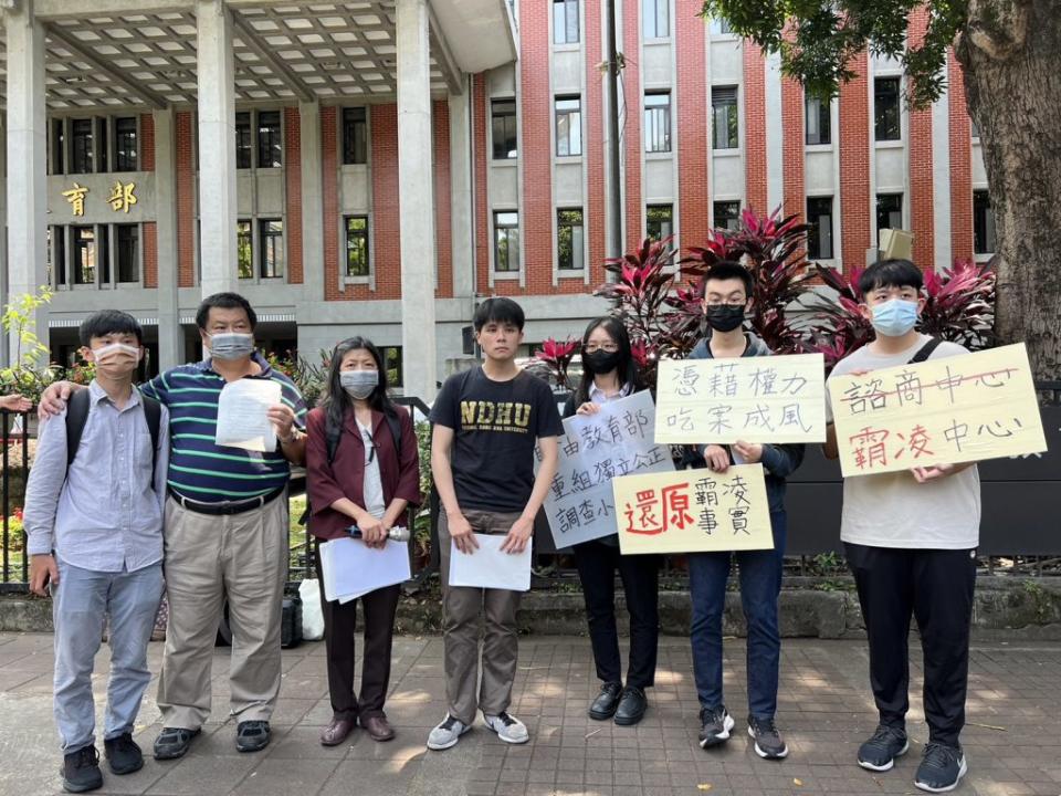 東華大學諮商與臨床心理所學生吳俊霖從花蓮北上，控訴長期遭到師長集體霸凌，申訴也遭到刁難。(記者王誌成攝)