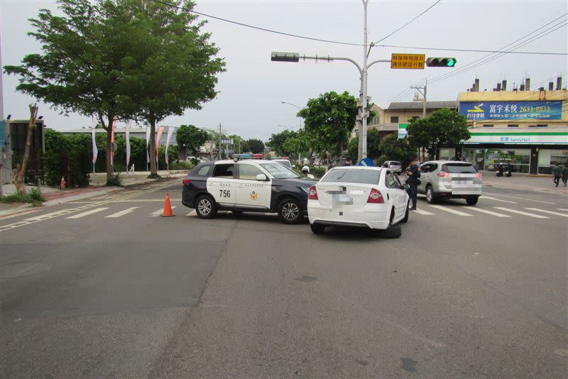 白色轎車拒檢加速逃逸，迴轉時在路口追撞警車才停下。(圖／翻攝畫面)