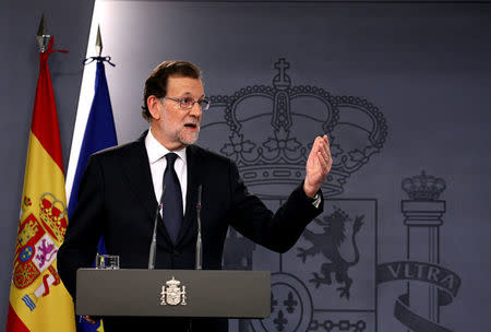 Spain's acting Prime Minister Mariano Rajoy gestures during a news conference at Moncloa Palace in Madrid, Spain, October 25, 2016. REUTERS/Sergio Perez