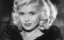 <p>Noch ein Sexsymbol, das früh aus dem Leben gerissen wurde: Schauspielerin Jayne Mansfield kam 1967 bei einem Autounfall ums Leben. Der damals 34-jährige Star aus "Es geschah in einer Nacht" und "In jedem Hafen eine Braut" war Mutter von fünf Kindern. (Bild: Hulton Archive/Getty Images)</p> 