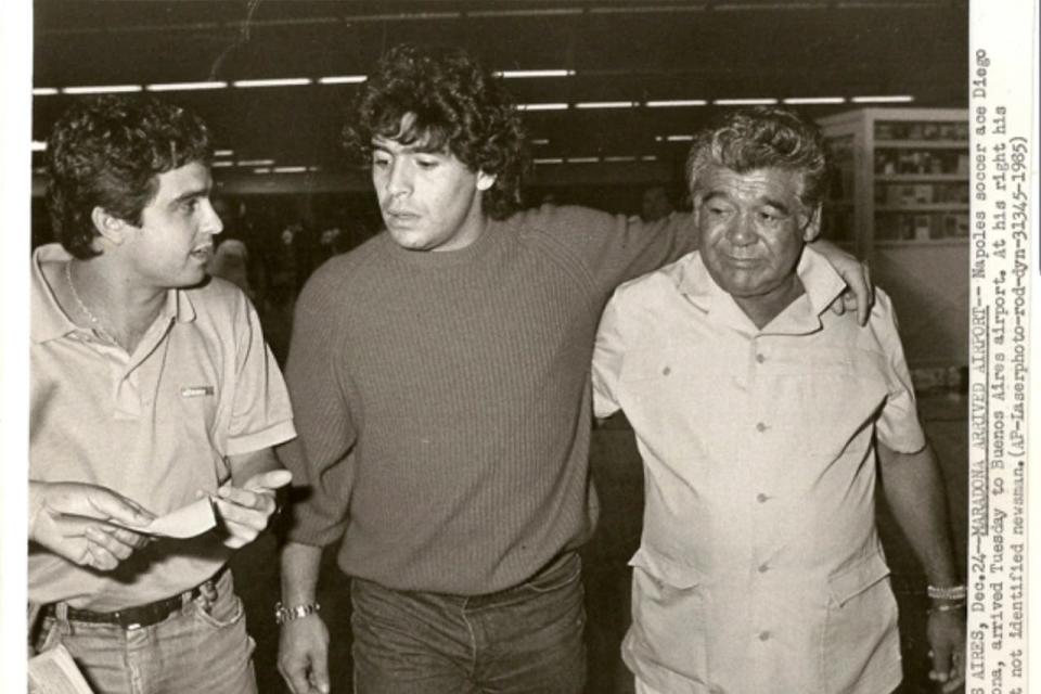 El comienzo: diciembre de 1985, Arcucci fue a buscar a Maradona a Ezeiza con la "sencilla" tarea de que lo dejara pasar en su casa la Nochebuena... El Diez rechazó la propuesta del joven cronista de El Gráfico, pero le dijo: "Te espero mañana, te voy a dar la nota de tu vida".