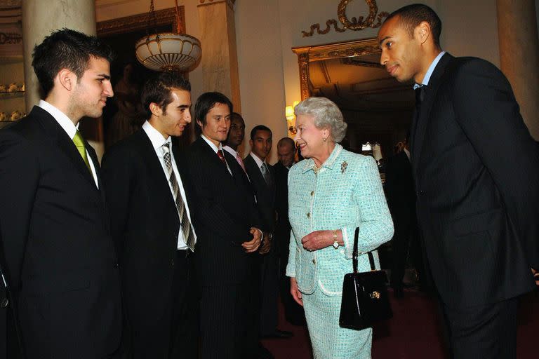 Una foto del plantel de Arsenal, de Inglaterra, con la reina Isabel II: fue en febrero de 2007, y se trata del único equipo de fútbol que compartió un tradicional té inglés con ella en el Palacio de Buckingham