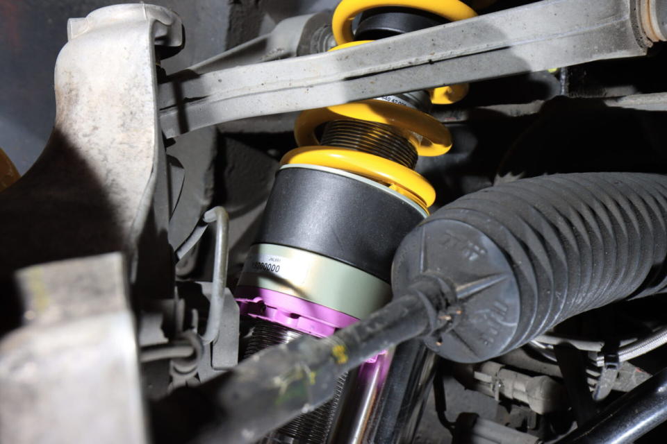 前輪彈簧底部黑色圓柱體，且安裝於避震器托盤與彈簧間的油壓缸，就是KW HLS液壓升降系統避震器的核心元件之一，透過電動泵浦的液壓推送，可舉起彈簧高度，進而抬升車高。