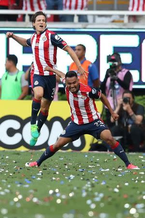 El jugador José Juan Vázquez de Chivas de Guadalajara festeja un gol contra Tigres, en la final del torneo Clausura del fútbol mexicano, estadio Omnilife, Guadalajara, México, 28 de mayo de 2017. Guadalajara, uno de los clubes más populares del fútbol mexicano, ganó el domingo el título del torneo Clausura por primera vez desde el 2006 con un triunfo sobre Tigres de la Universidad Autónoma de Nuevo León (UANL) por 2-1 en el partido de vuelta por la final. REUTERS/Edgard Garrido