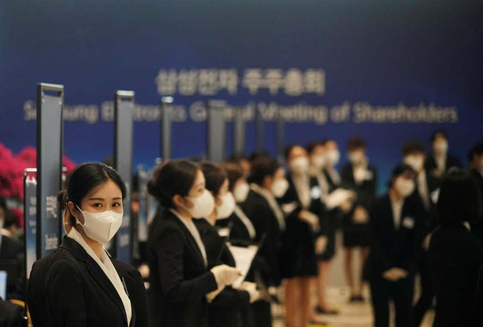 Employees wearing masks to prevent contracting the coronavirus wait for a shareholder of Samsung Electronics Co. before the company's annual general meeting in Suwon, South Korea, March 18, 2020.  REUTERS/Kim Hong-Ji