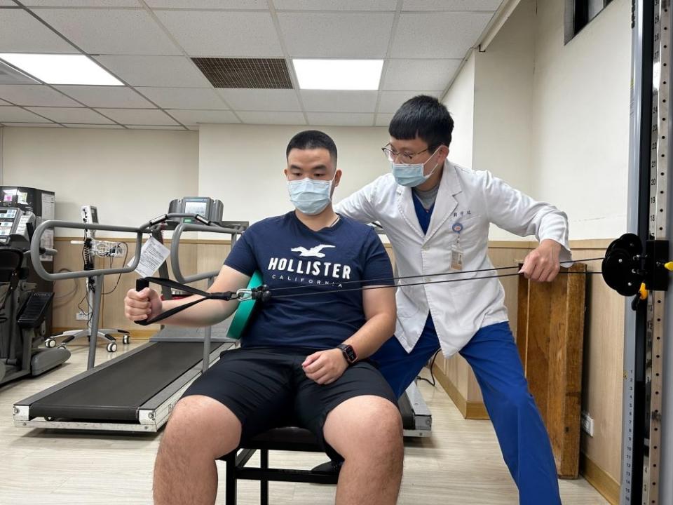 《圖說》劉芳廷物理治療師(右)表示透過運動治療可改善關節活動度與肌肉平衡，矯正不正常的動作模式。〈臺北醫院提供〉