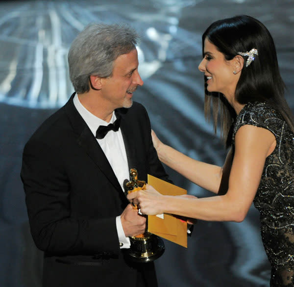 William Goldenberg recibe el Oscar al mejor montaje para 'Argo' de manos de Sandra Bullock.