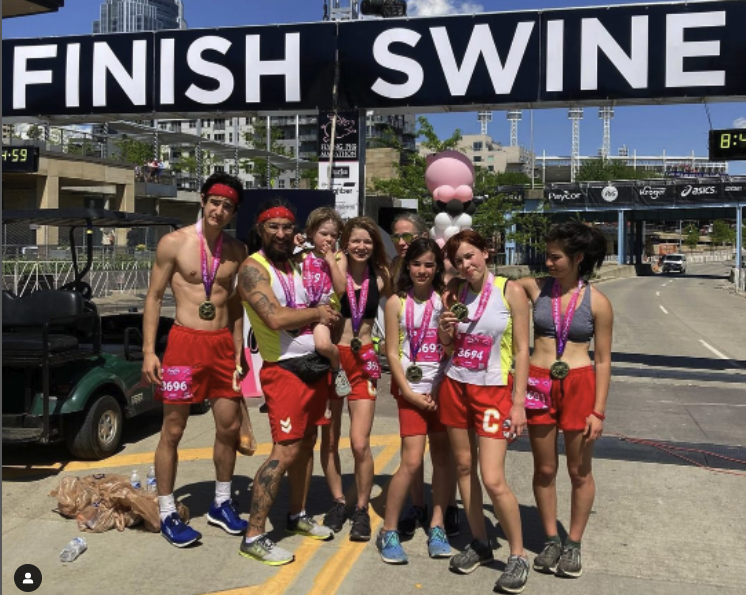 La familia Crawford con su hijo de seis años Rainier en la línea de meta de la maratón. (fightfortogether / Instagram)