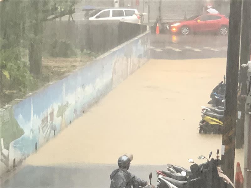 新北汐止茄苳路、中華街路也出現災情，道路大積水。（圖／翻攝自汐止集團臉書）