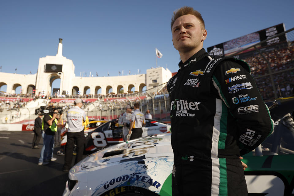 LOS ÁNGELES, CALIFORNIA - 6 DE FEBRERO: Justin Haley, conductor del Chevrolet #31 LeafFilter Gutter Protection Chevrolet, mira antes de la NASCAR Cup Series Busch Light Clash en el Los Angeles Memorial Coliseum el 6 de febrero de 2022 en Los Ángeles, California.  (Foto de Chris Graythen/Getty Images) |  Getty Images