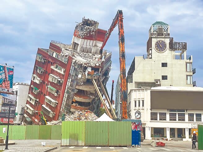 花蓮市天王星大樓受地震影響造成傾斜，施工單位正加緊拆除作業。（劉彥宜攝）