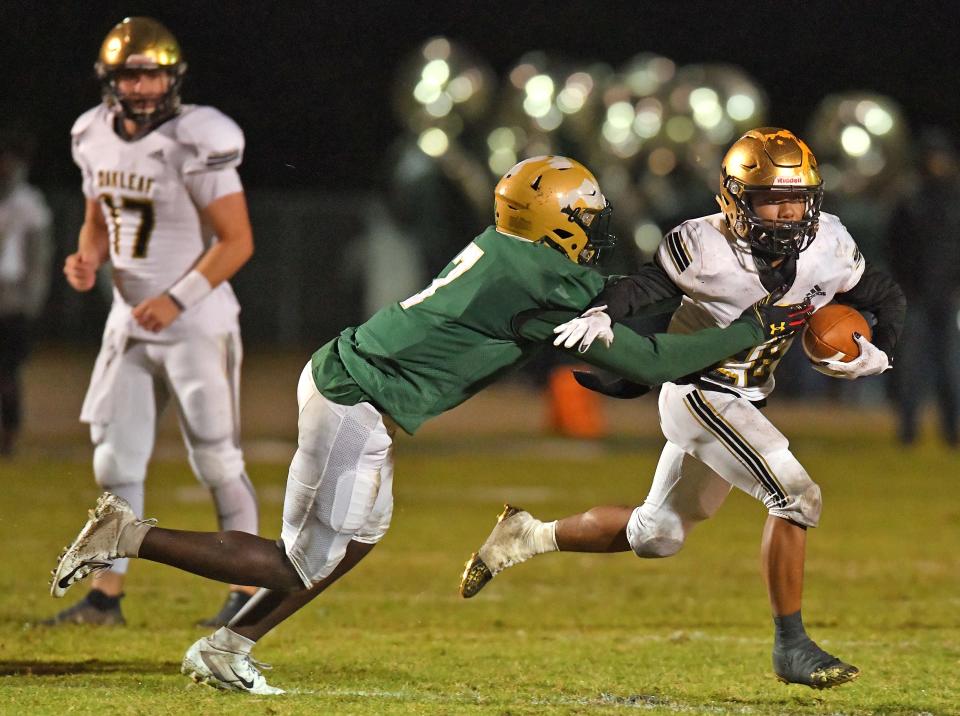 Fleming Island linebacker Jhace Edwards (7) lunges to tackle Oakleaf's Carlos Witherup (26) in the teams' 2021 game.