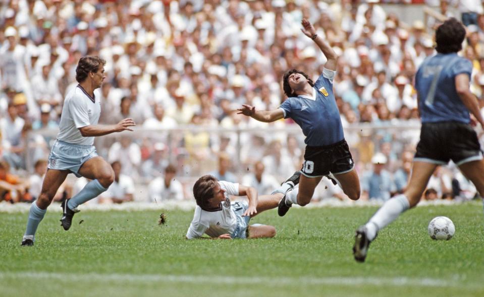 Kaum eine WM wurde so von einem Spieler dominiert wie jene 1986 in Mexiko von Maradona: Gegen England schoss er nicht nur das umstrittene Gottes-Tor, sondern auch das Tor des Jahrhunderts - mit einem göttlichen Dribbling von der Mittellinie. Im Finale gewann er mit Argentinien gegen Deutschland und wurde Weltmeister - zudem Spieler des Turniers. (Bild: 2016 Hulton Archive/Getty Images)