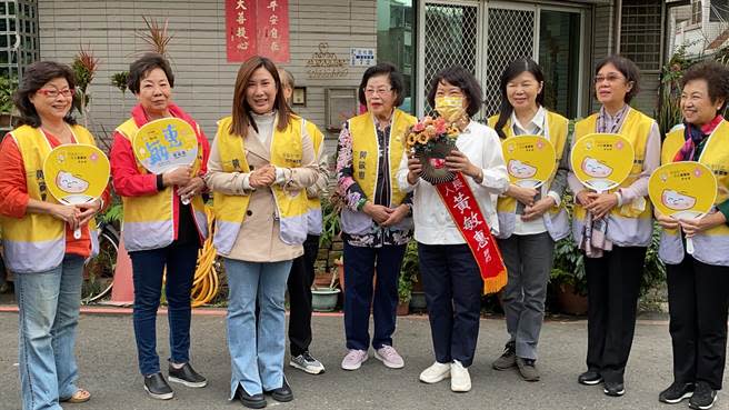 「巾幗女力挺勇媽團」送象徵「勇敢與溫暖」的永生花，為黃敏惠加油。（廖素慧攝）