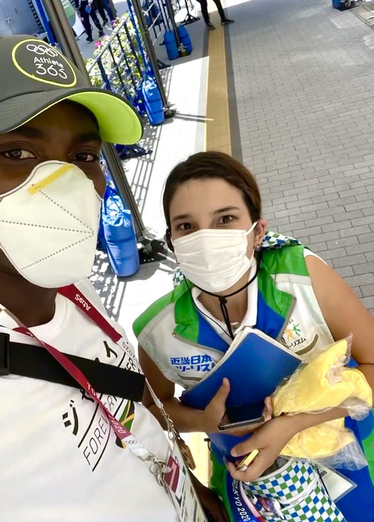 東京奧運牙買加田徑選手帕奇曼（左）近日透露，他比賽當天坐錯車走錯賽場，靠志工神救援才能拿到金牌。   圖：翻攝自帕奇曼推特